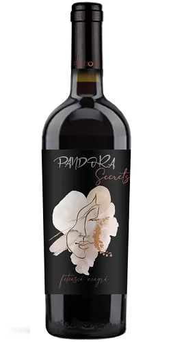 Bouteille Feteasca Neagra Secrets 2021, vin rouge sec, cépage autochtone roumain Feteasca Neagra, producteur Crama Pandora, région Cotesti, pays Roumanie.